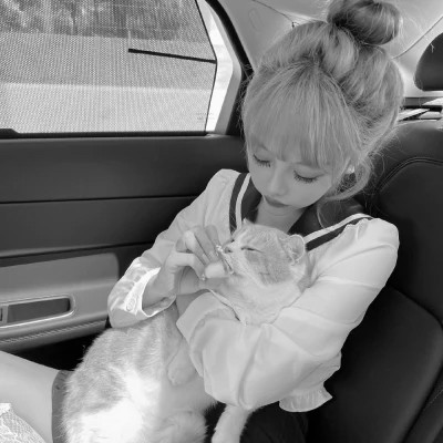 酷酷的黑白系女生抱着猫咪的头像图片(图123)