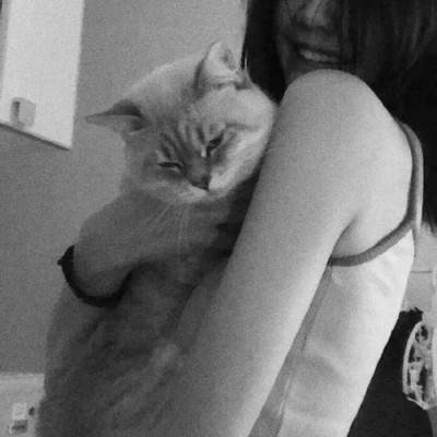 酷酷的黑白系女生抱着猫咪的头像图片(图68)