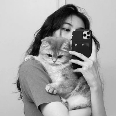 酷酷的黑白系女生抱着猫咪的头像图片(图184)