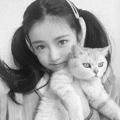 酷酷的黑白系女生抱着猫咪的头像图片(图146)
