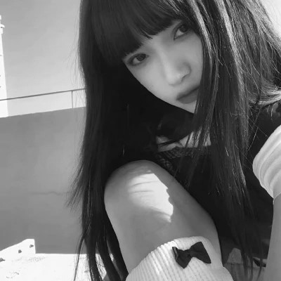 女生黑白色系高清真人头像图片(图103)