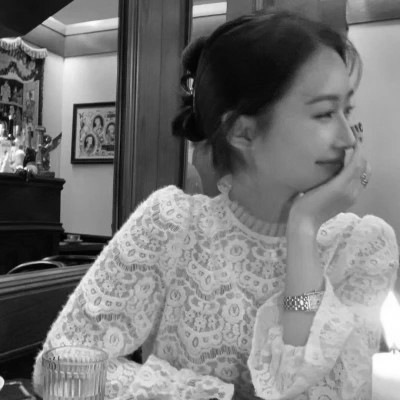 女生黑白色系高清真人头像图片(图61)