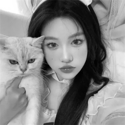 酷酷的黑白系女生抱着猫咪的头像图片(图161)