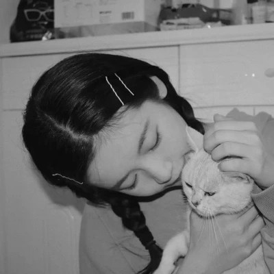 酷酷的黑白系女生抱着猫咪的头像图片(图84)