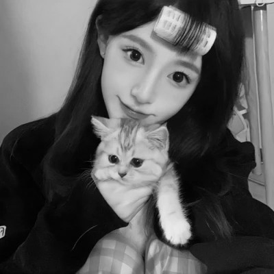 黑白气质微信女生头像图片(图93)