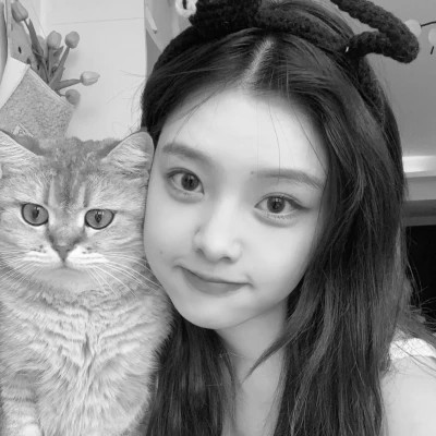 酷酷的黑白系女生抱着猫咪的头像图片(图181)