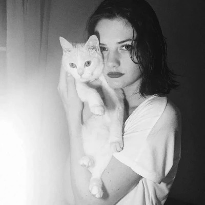酷酷的黑白系女生抱着猫咪的头像图片(图65)