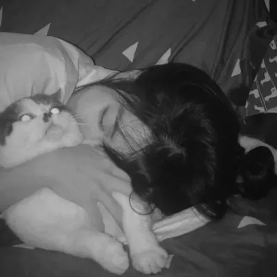 酷酷的黑白系女生抱着猫咪的头像图片(图83)
