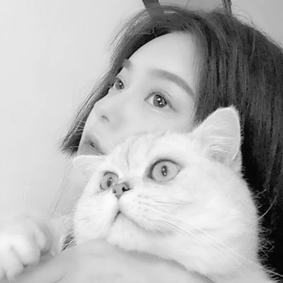 酷酷的黑白系女生抱着猫咪的头像图片(图100)