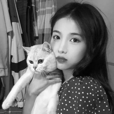 酷酷的黑白系女生抱着猫咪的头像图片(图153)