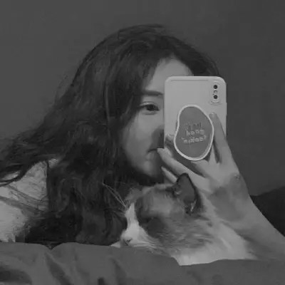 酷酷的黑白系女生抱着猫咪的头像图片(图109)