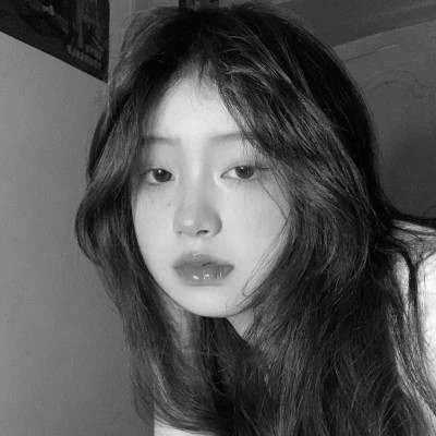 女生黑白色系高清真人头像图片(图102)