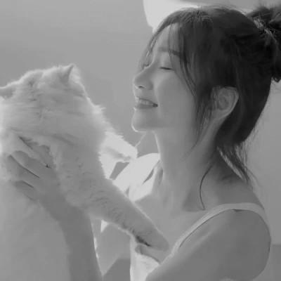 酷酷的黑白系女生抱着猫咪的头像图片(图125)