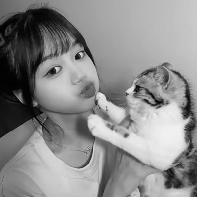 酷酷的黑白系女生抱着猫咪的头像图片(图177)