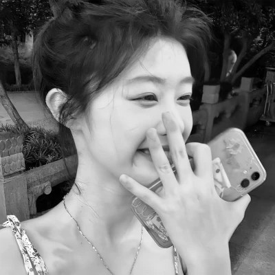 黑白气质微信女生头像图片(图107)