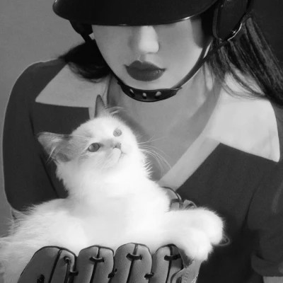 酷酷的黑白系女生抱着猫咪的头像图片(图188)