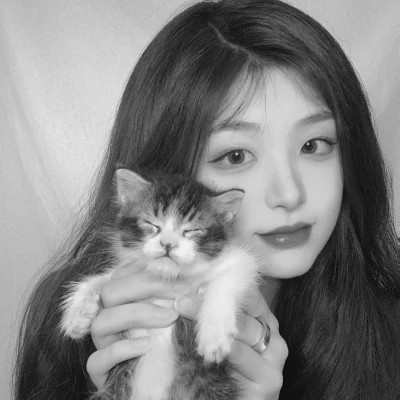 酷酷的黑白系女生抱着猫咪的头像图片(图130)