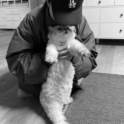 酷酷的黑白系女生抱着猫咪的头像图片(图103)