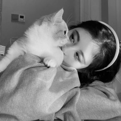 酷酷的黑白系女生抱着猫咪的头像图片(图110)