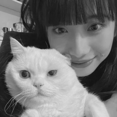 酷酷的黑白系女生抱着猫咪的头像图片(图169)