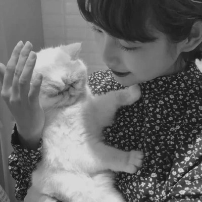 酷酷的黑白系女生抱着猫咪的头像图片(图174)