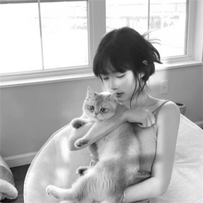 酷酷的黑白系女生抱着猫咪的头像图片(图166)