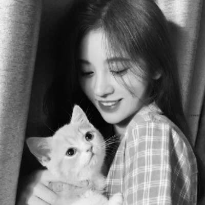 酷酷的黑白系女生抱着猫咪的头像图片(图139)
