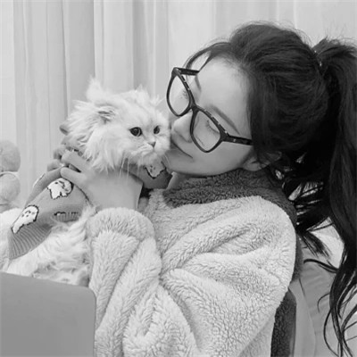 酷酷的黑白系女生抱着猫咪的头像图片(图154)