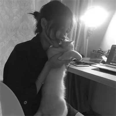 酷酷的黑白系女生抱着猫咪的头像图片(图76)