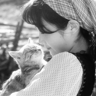 酷酷的黑白系女生抱着猫咪的头像图片(图85)
