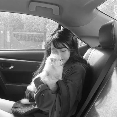 酷酷的黑白系女生抱着猫咪的头像图片(图134)