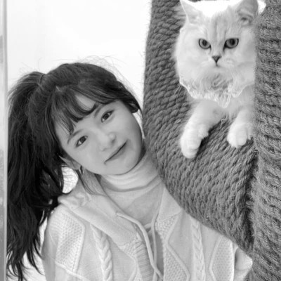 酷酷的黑白系女生抱着猫咪的头像图片(图151)