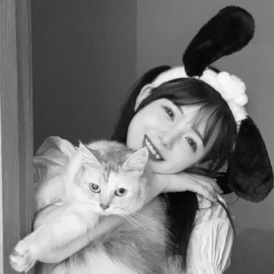 酷酷的黑白系女生抱着猫咪的头像图片(图192)