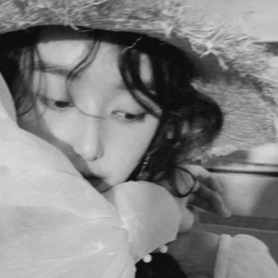 女生黑白色系高清真人头像图片(图98)