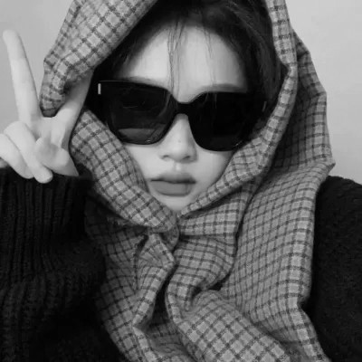 女生黑白色系高清真人头像图片(图76)
