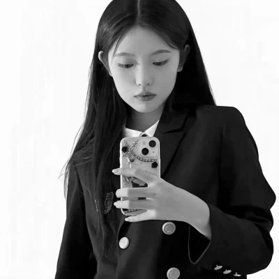 女生黑白色系高清真人头像图片(图77)