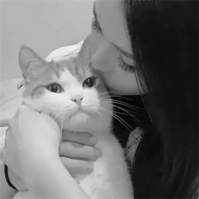 酷酷的黑白系女生抱着猫咪的头像图片(图64)