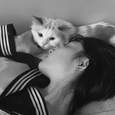 酷酷的黑白系女生抱着猫咪的头像图片(图105)
