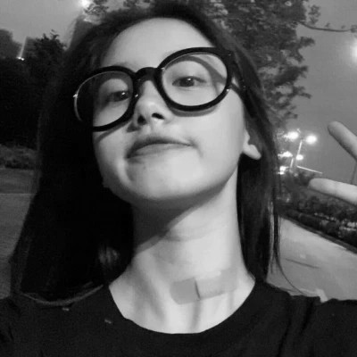 女生黑白色系高清真人头像图片(图79)