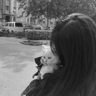 酷酷的黑白系女生抱着猫咪的头像图片(图80)
