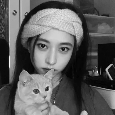 酷酷的黑白系女生抱着猫咪的头像图片(图127)