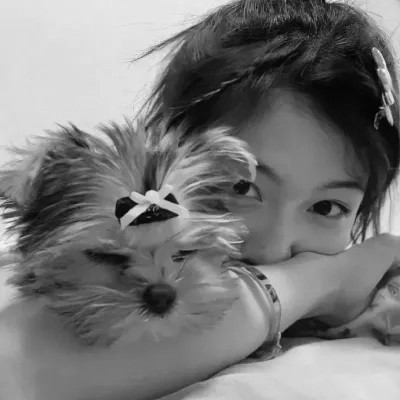 女生黑白色系高清真人头像图片(图71)