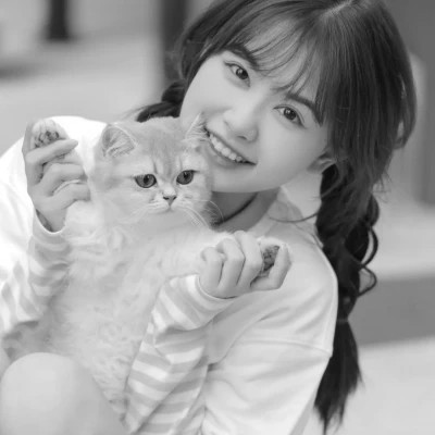 酷酷的黑白系女生抱着猫咪的头像图片(图156)