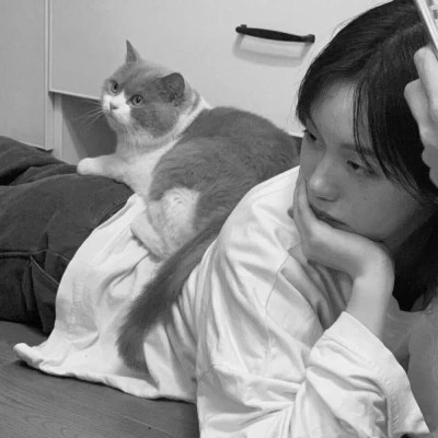 酷酷的黑白系女生抱着猫咪的头像图片(图73)