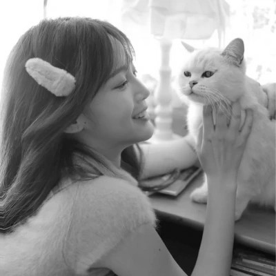 酷酷的黑白系女生抱着猫咪的头像图片(图149)