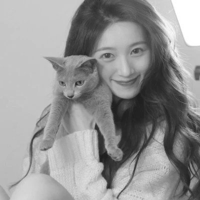 酷酷的黑白系女生抱着猫咪的头像图片(图150)