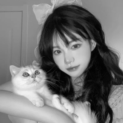 酷酷的黑白系女生抱着猫咪的头像图片(图179)