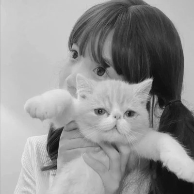 酷酷的黑白系女生抱着猫咪的头像图片(图145)