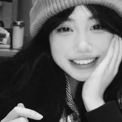 女生黑白色系高清真人头像图片(图89)