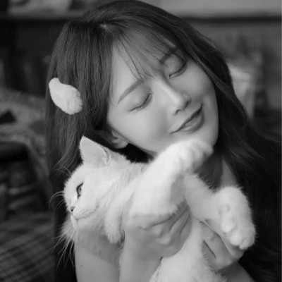 酷酷的黑白系女生抱着猫咪的头像图片(图133)